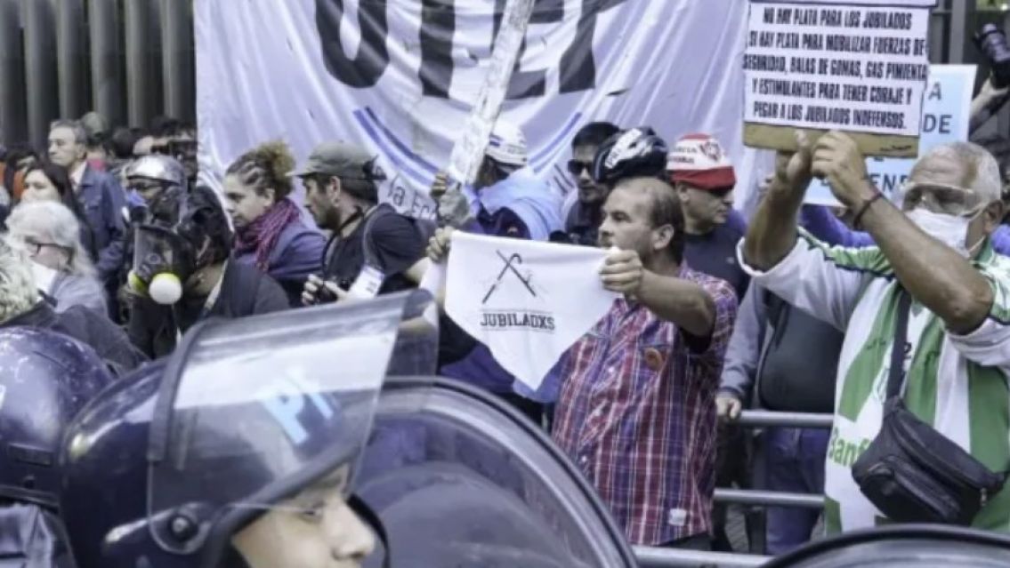 Brutal represi�n a jubilados durante la nueva marcha de los mi�rcoles 