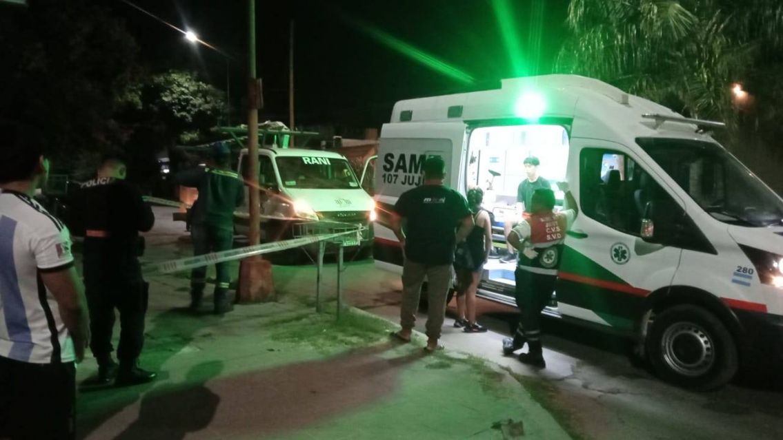 Jujeño tocó un poste y quedó pegado: le dio una fuerte descarga eléctrica