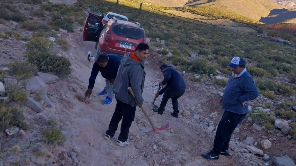 Remiseros arreglan caminos ante la falta de respuesta oficial