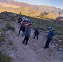 Remiseros arreglan caminos ante la falta de respuesta oficial