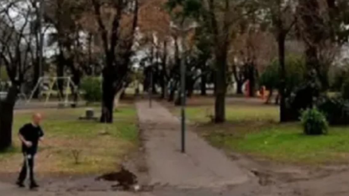 [HORROR] Un hombre arruin� la inocencia de su propia hija en medio de una plaza: lo vieron