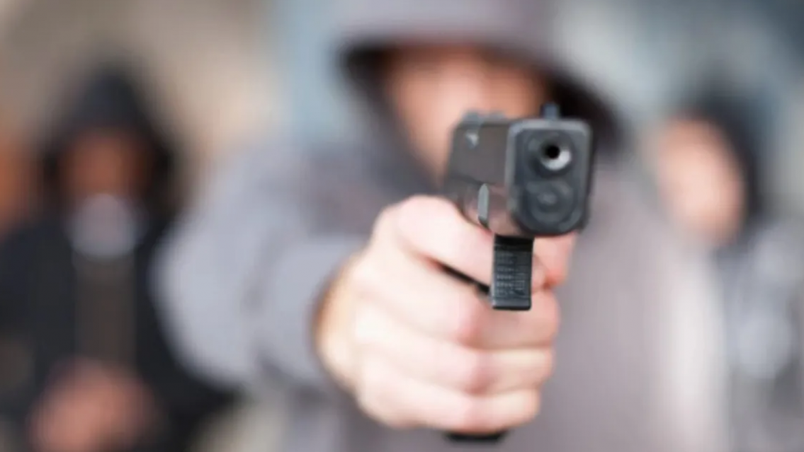 Violento robo en Alto Comedero: una banda armada golpeó a un joven y le robó el auto