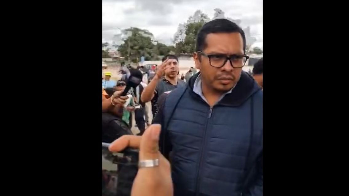 "Andate chorro, gato": escrachan al ex director de la obra social de los azucareros