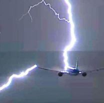 Rayo impactó un avión que viajaba a Salta: gritos, tensión e incertidubre