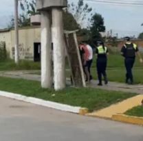 [HORROR] Norte&ntilde;o se subi&oacute; a un poste con tensi&oacute;n el&eacute;ctrica: lograron salvarlo