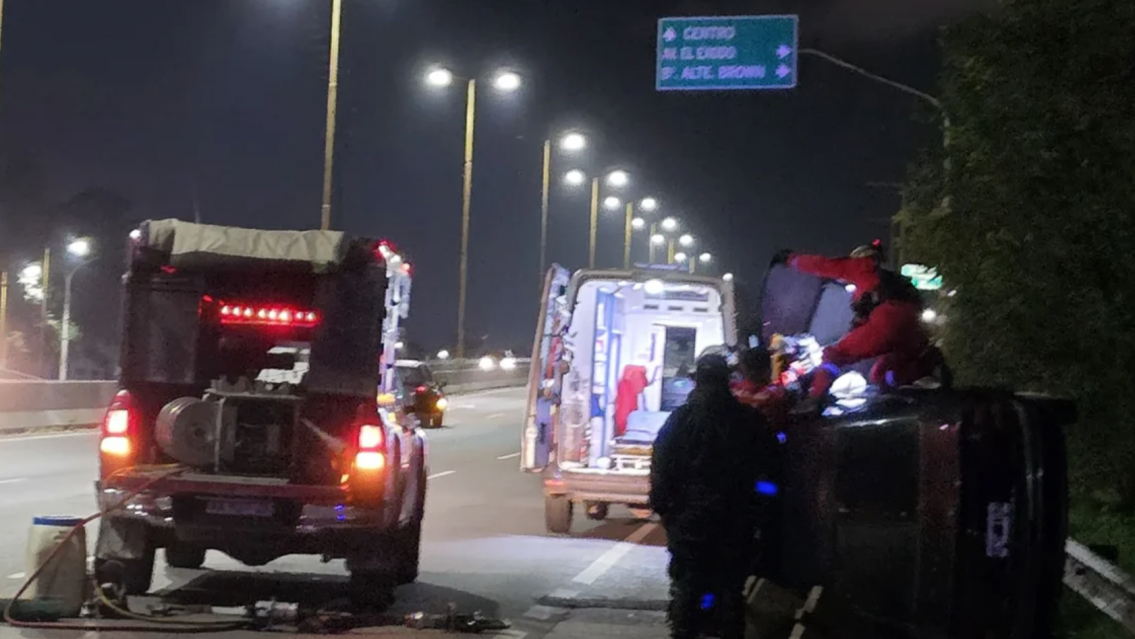 Machado al volante volcó en Avenida Savio y quedó atrapado en el auto