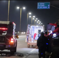 Machado al volante volcó en Avenida Savio y quedó atrapado en el auto