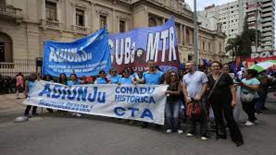 Universitarios jujeños paralizan actividades por 48 horas en reclamo salarial