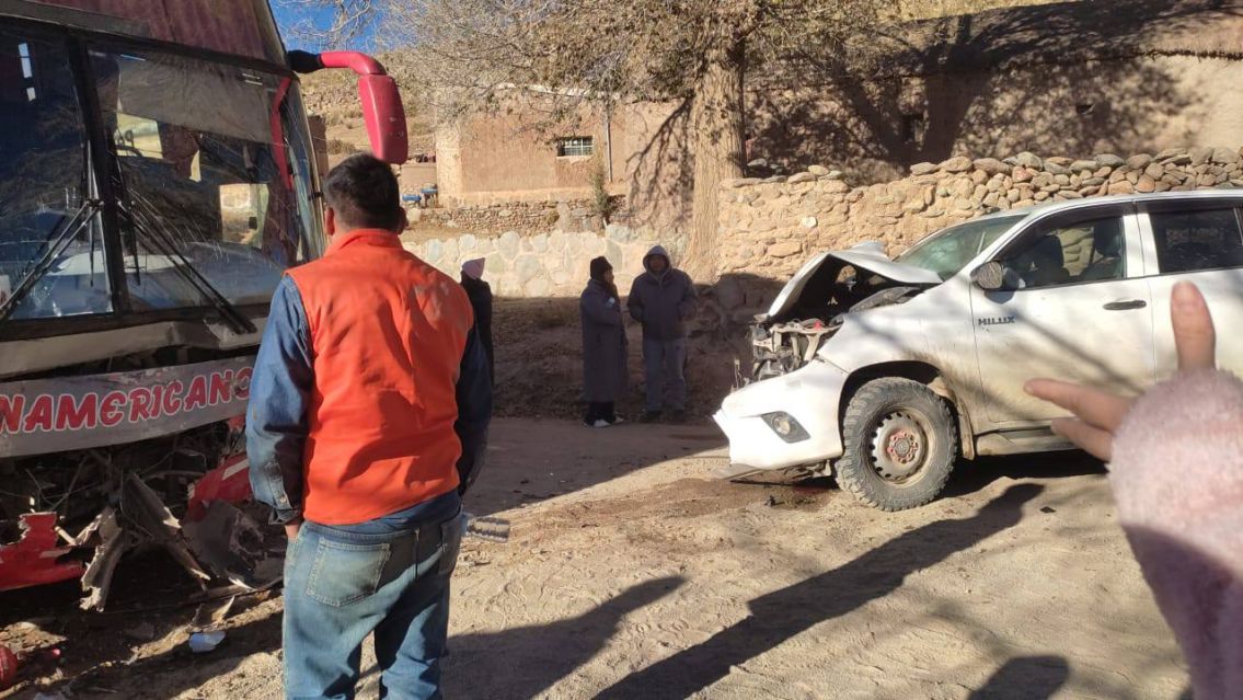 Terrible choque frontal en una ruta jujeña: un colectivo y una camioneta