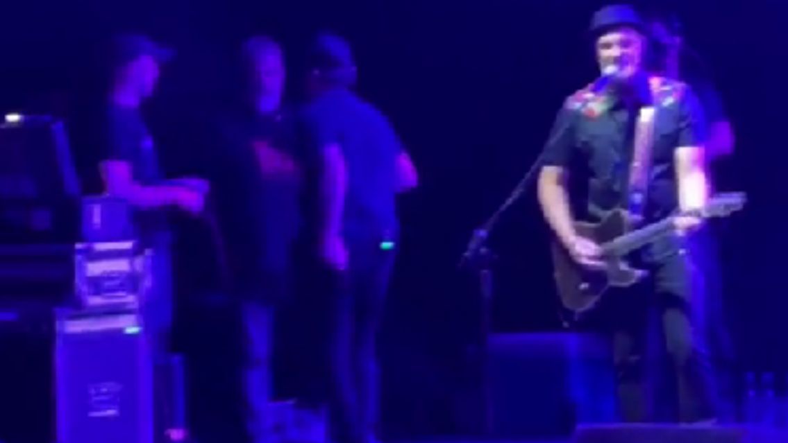 Calamaro fue abucheado y abandonó el escenario tras apoyar las corridas de toros