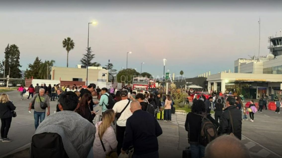 [URGENTE] Amenaza de bomba en el Aeropuerto de Salta: evacuaron el edificio