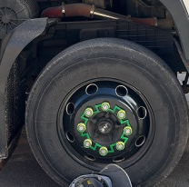 Mecánico trabajaba con un camión, falló el gato y el monstruo se le vino encima