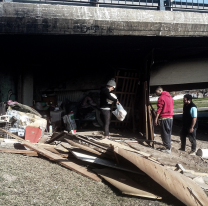 Joven mamá abandonó a sus tres hijos en un hotel y después la encontraron bajo un puente