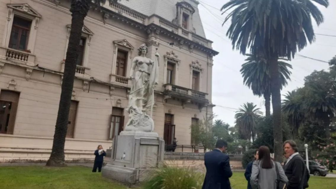 Comensaron a retirar las estatuas de Lola Mora de la Casa de Gobierno en Jujuy: �Qu� pas�?