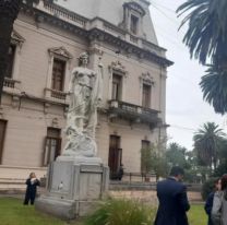Comensaron a retirar las estatuas de Lola Mora de la Casa de Gobierno en Jujuy: ¿Qué pasó?