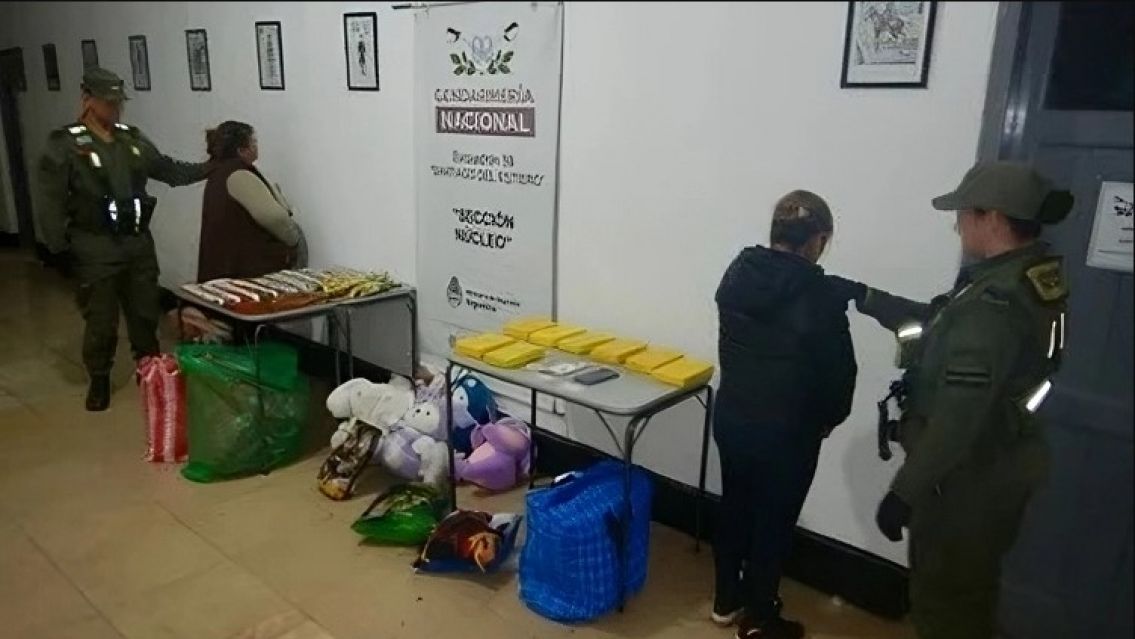 Parecían almohadas, peluches y golosinas: jujeñas presas por esconder drogas