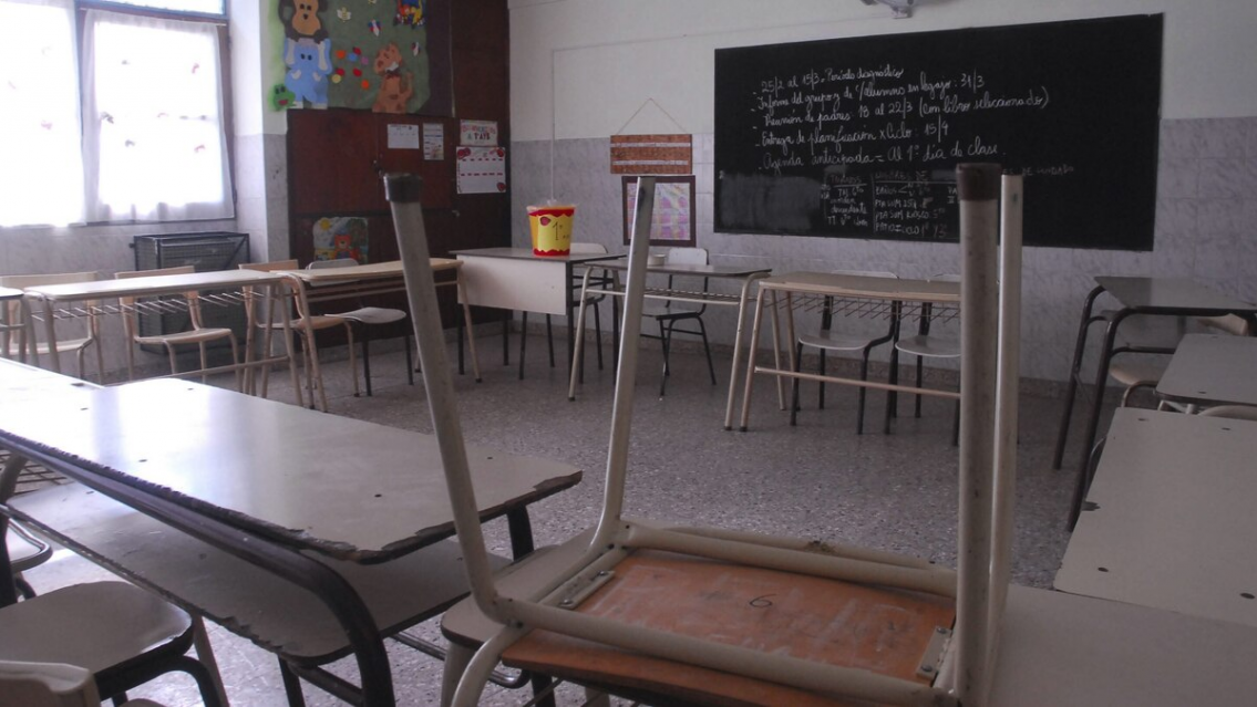 Padre puso en "penitencia" a su hijita norteña y la llevó descalza a la escuela