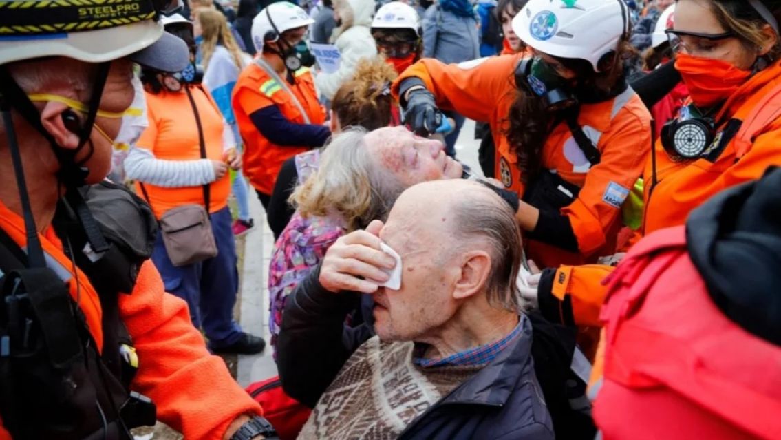Nueva represi�n en la manifestaci�n de jubilados frente al Congreso