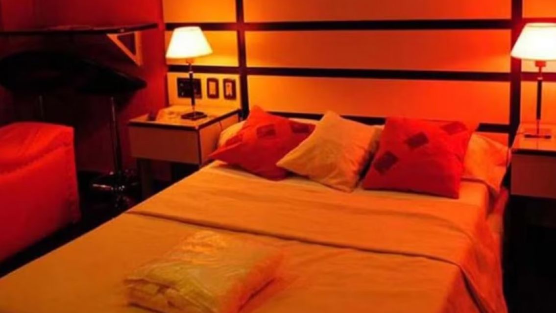 Muri� de un infarto en un hotel alojamiento, su amante escap� y la esposa tuvo que ir a reconocer el cuerpo