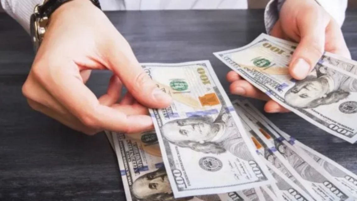 El dólar oficial tuvo la mayor caída en 15 días: cómo cerró este jueves