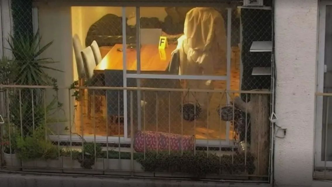 Qué encontraron en el departamento de la familia que fue hallada sin vida