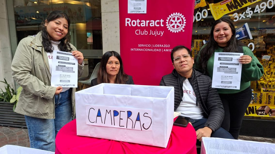 Campaña solidaria "Abriguemos Corazones" en la peatonal Belgrano