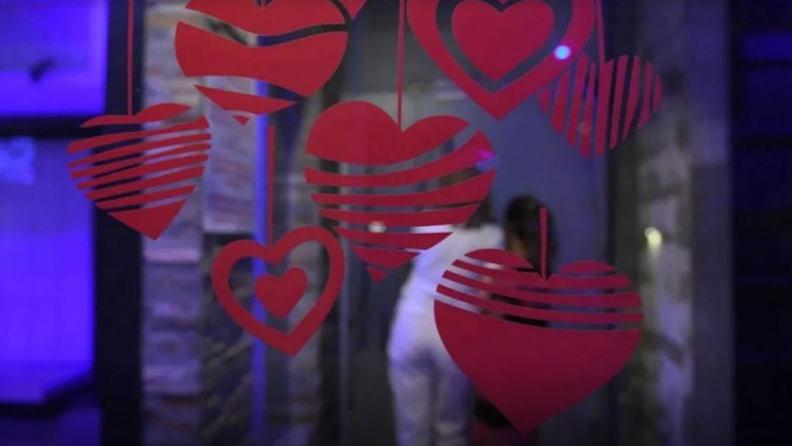 Murió de un infarto en un conocido telo y su amante se escapó: tuvo que ir su esposa