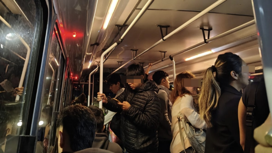 "Casi $1.050 para viajar parado, �que los que viajan gratis cedan el asiento!"