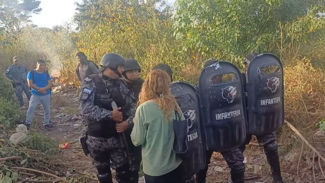 Momentos decisivos en Fraile Pintado: Así aumenta la tensión entre vecinos y la policía