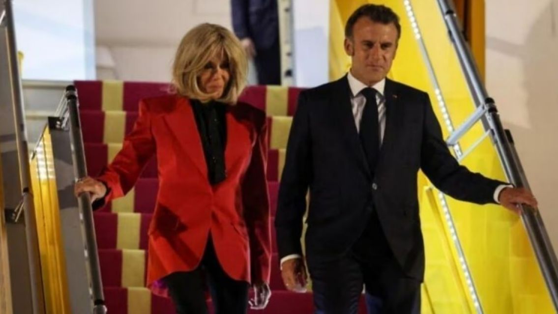 La esposa de Emmanuel Macron le peg� un cachetazo en el avi�n y el video recorri� el mundo