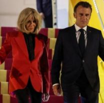 La esposa de Emmanuel Macron le pegó un cachetazo en el avión y el video recorrió el mundo