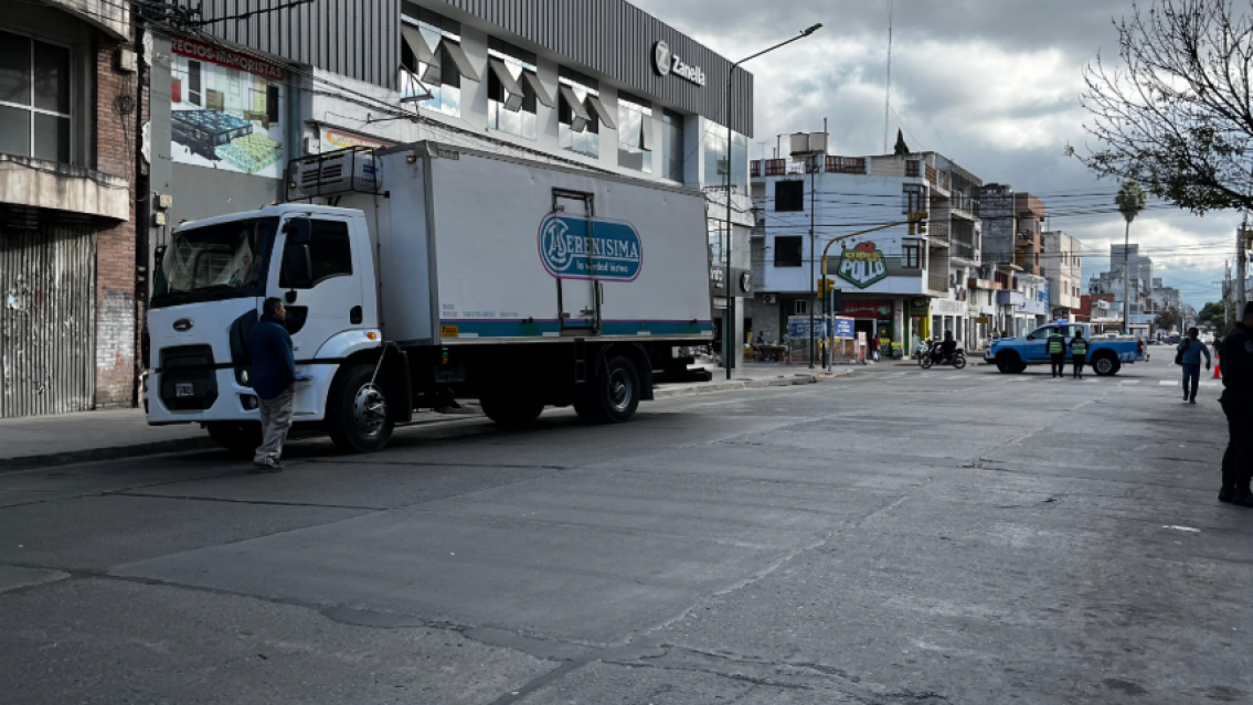 Camión de lácteos atropelló a una ancianita norteña y la dejó tirada en el asfalto