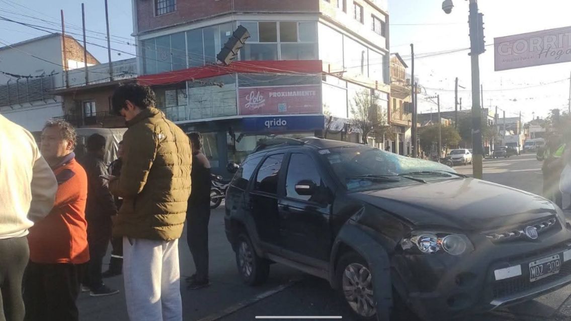 Brutal choque en pleno centro de Jujuy: "Desapareci� un sem�foro"