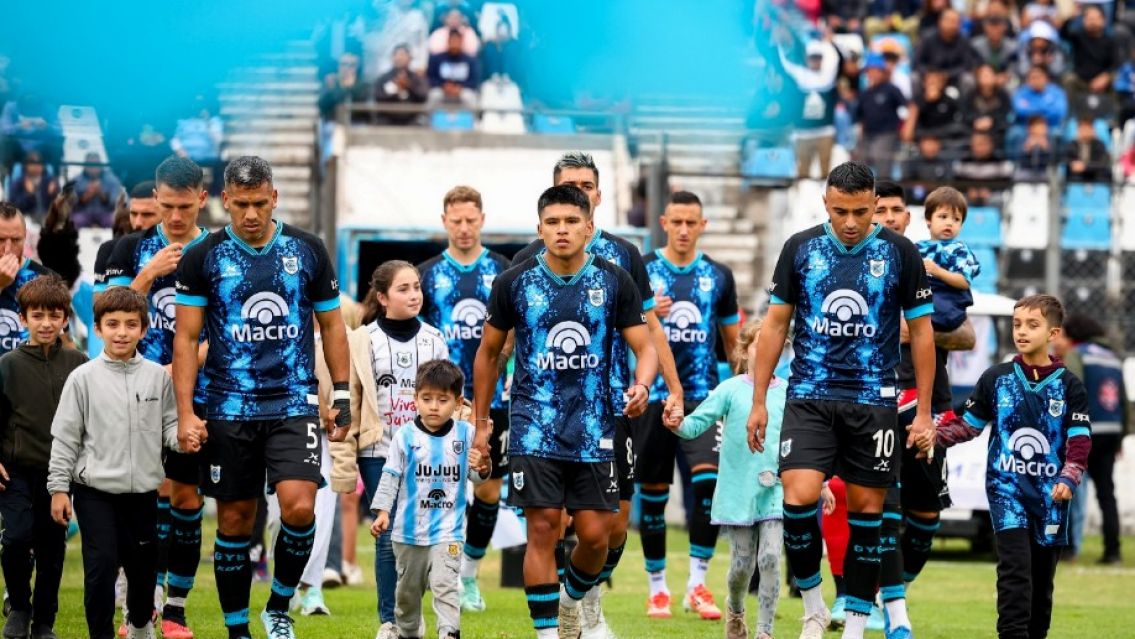 Gimnasia da pelea en un torneo de paridad absoluta 