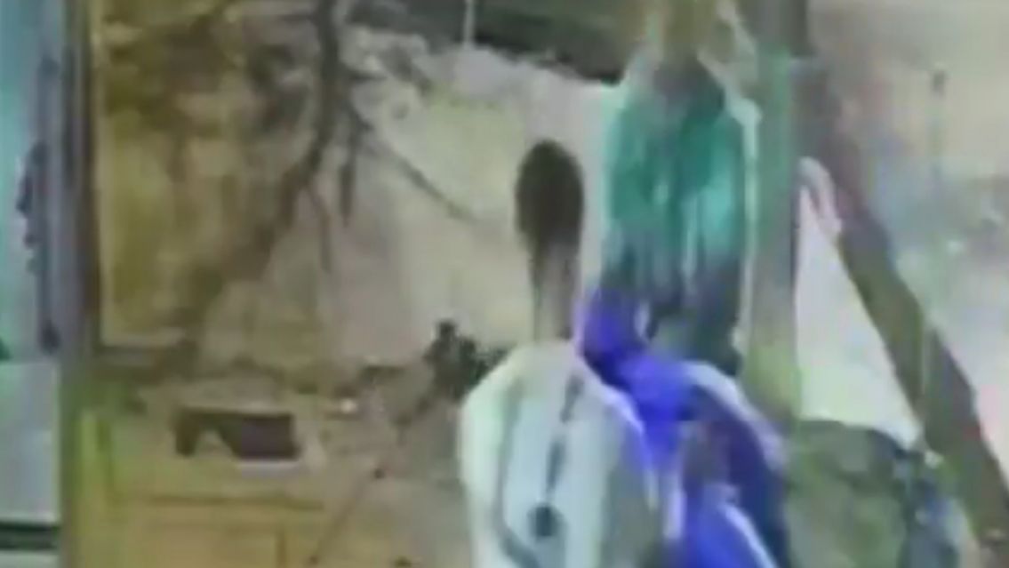Gritos y desesperaci�n en el barrio: vieron a un chorro peleando con un vecino en b�xer