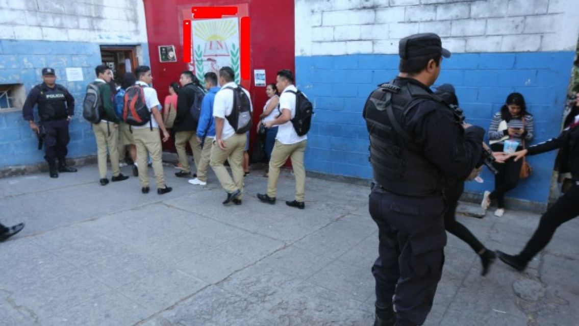 Se acercó a su maestra y la dejó helada tras confesarle lo que un hombre le hizo