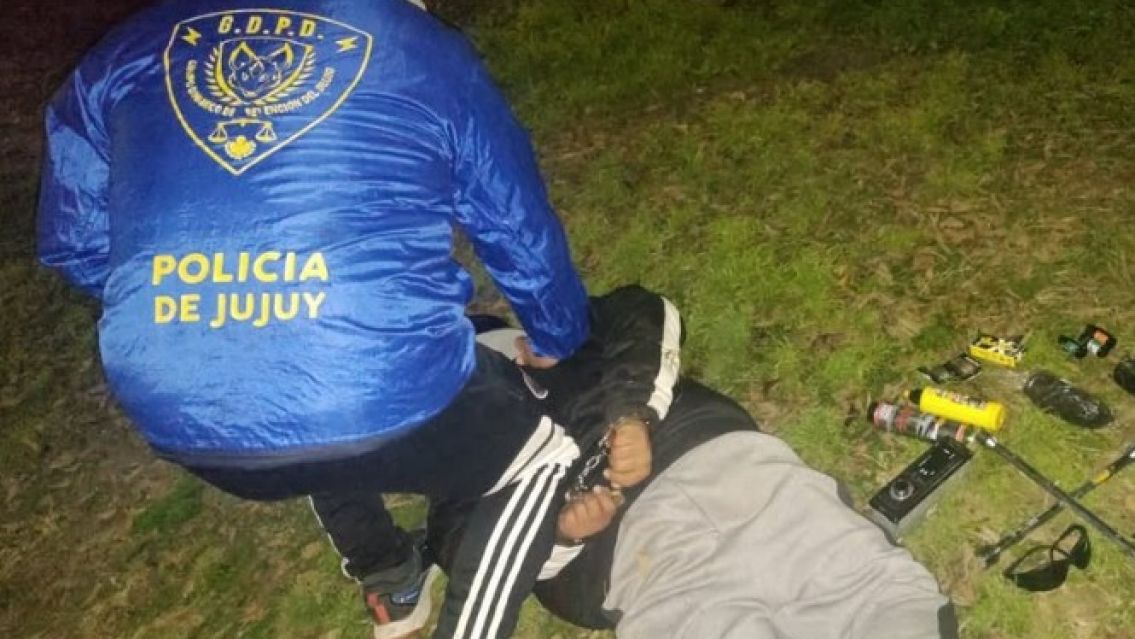 En plena madrugada la policía de Jujuy atrapó a un delincuente mientras robaba un auto