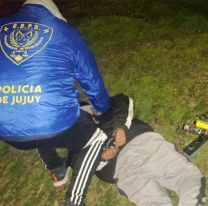 En plena madrugada la policía de Jujuy atrapó a un delincuente mientras robaba un auto