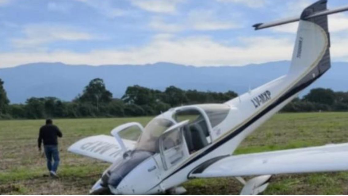 Conmoci�n en el Norte: una avioneta cay� de punta y el piloto se salv� de milagro