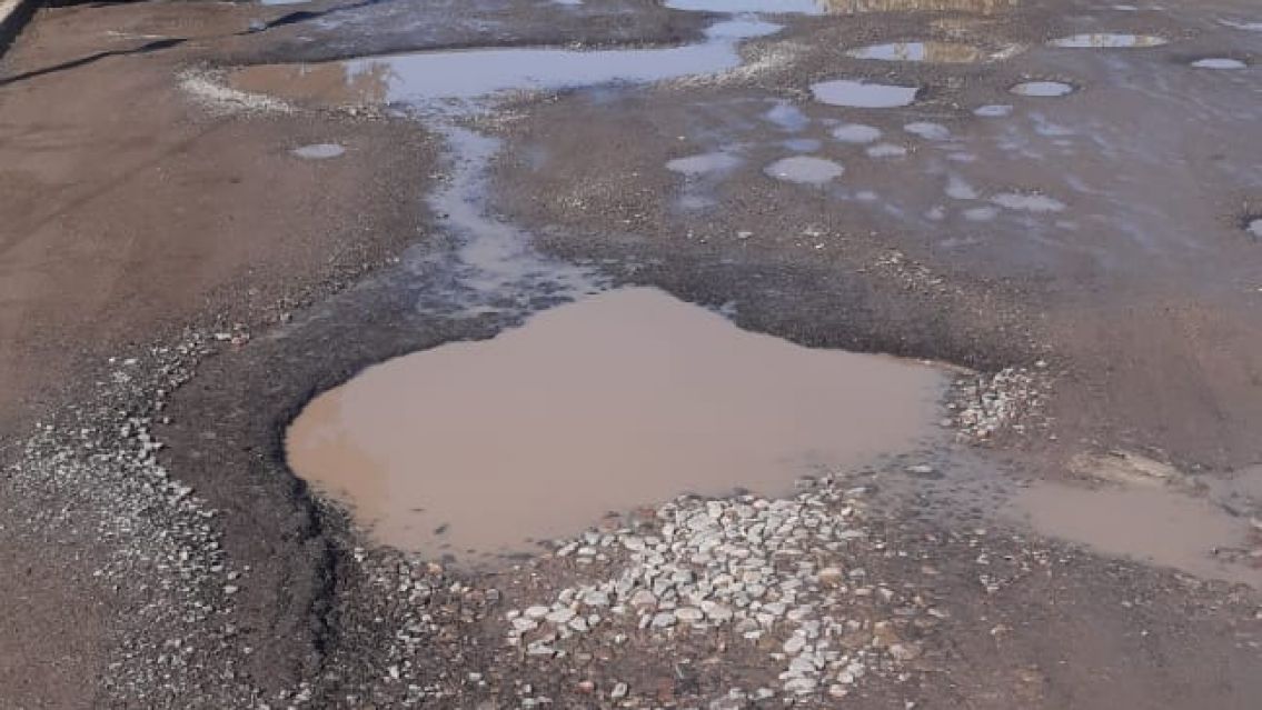 Vecinos denuncian una calle destrozada en Palpal�: hace menos de un a�o la repavimentaron