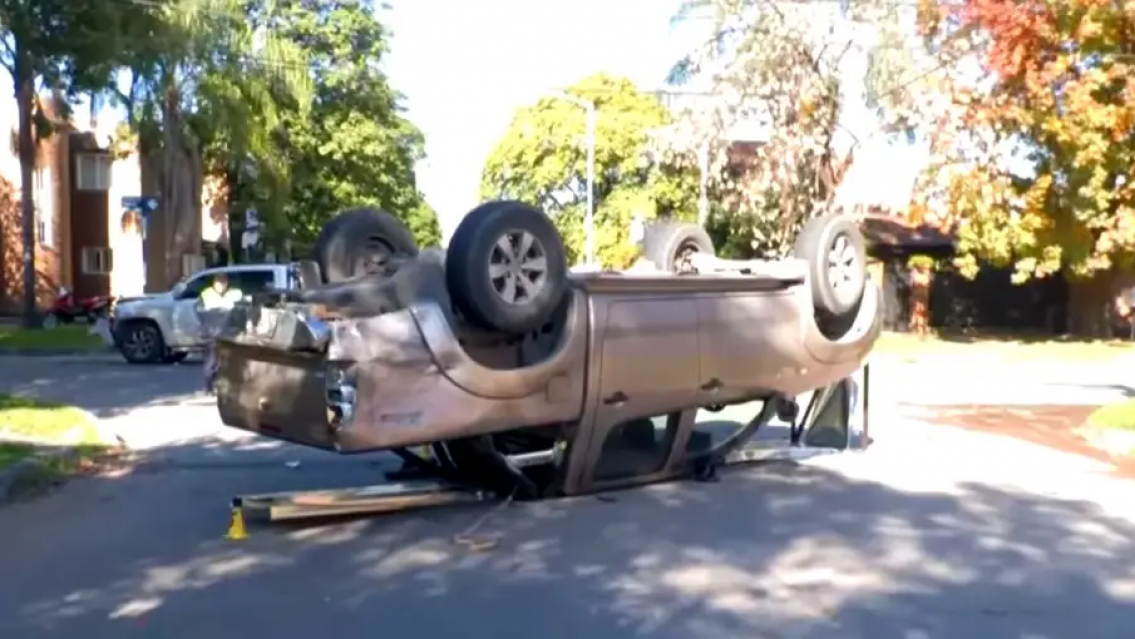 Camioneta quedó ruedas arriba por el fuerte choque entre dos norteños