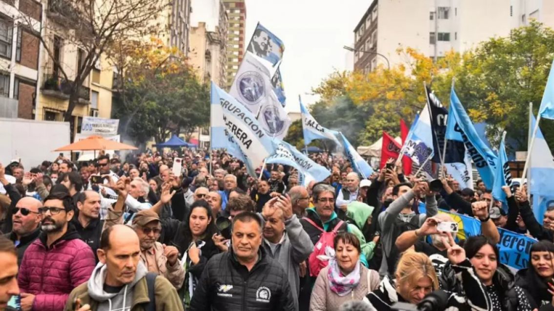 La Justicia suspendió el DNU que limitaba el derecho a huelga