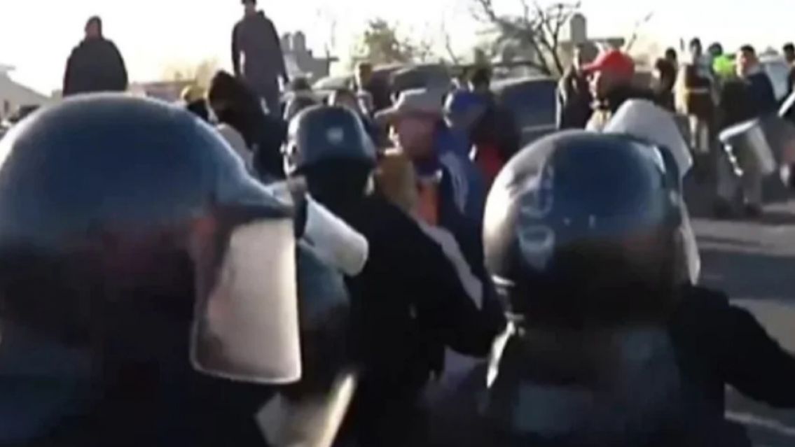 Tensi�n en Puente La Noria: trabajadores de La Salada cara a cara con la Polic�a