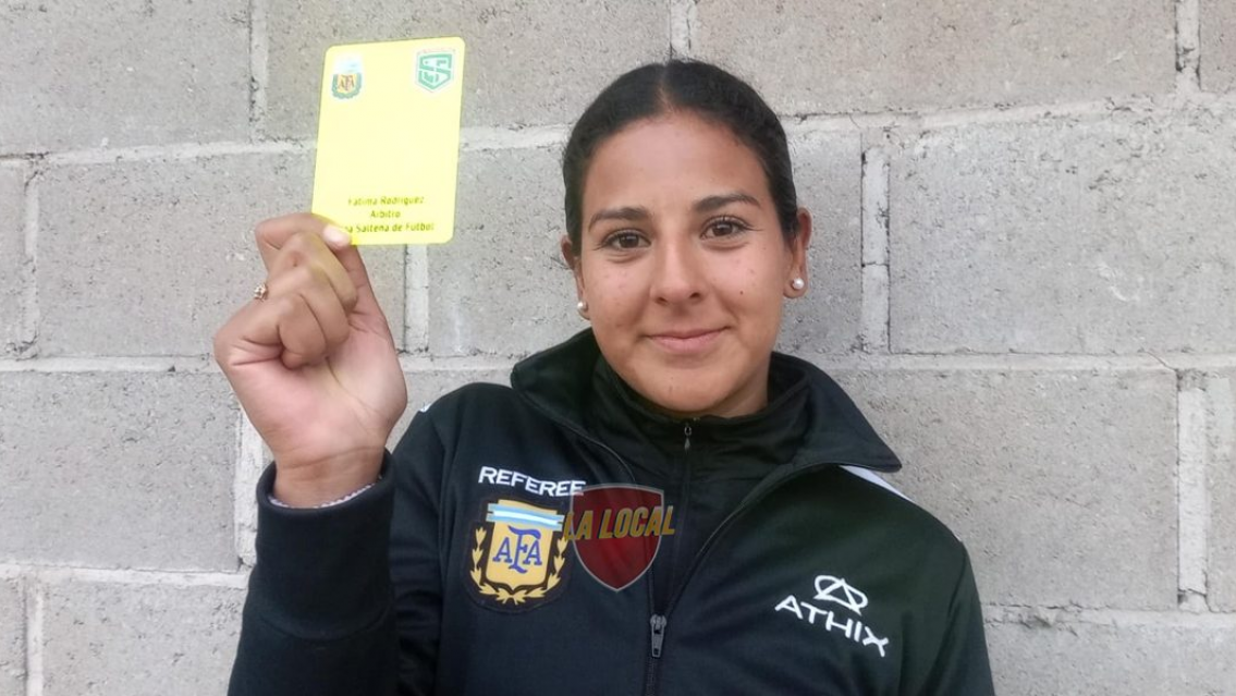 Mujer norteña debutó como referí y emocionó a su familia