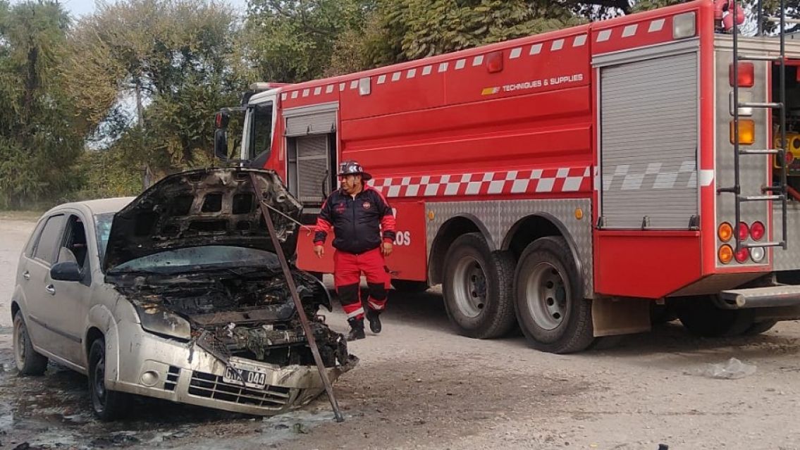 Conmoción total en B° Alberdi, se incendió un auto