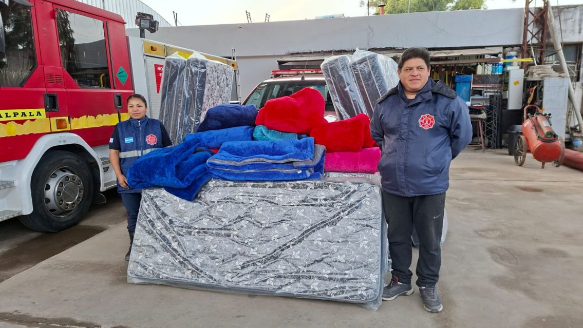 Con lo recaudado de una rifa, los bomberos de Palpal� compraron colchones y mantas para sus guardias