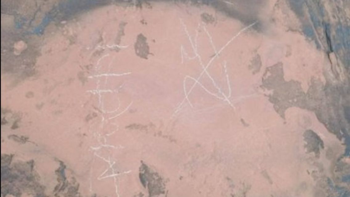 Aberrante: Vandalizan petroglifos milenarios en la Laguna Colorada