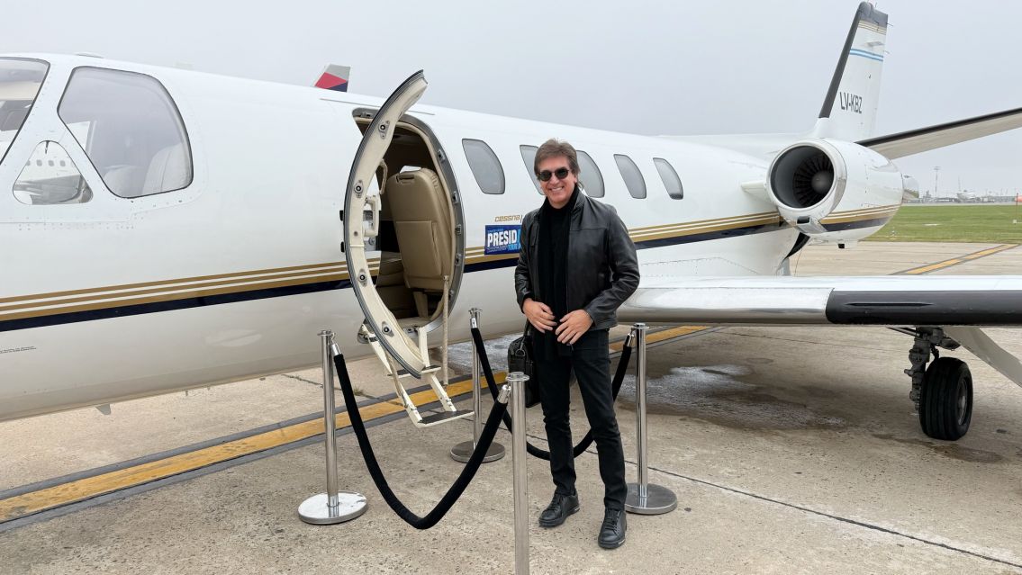 Quién es el Pastor que llegó a Jujuy en avión privado y causó furor