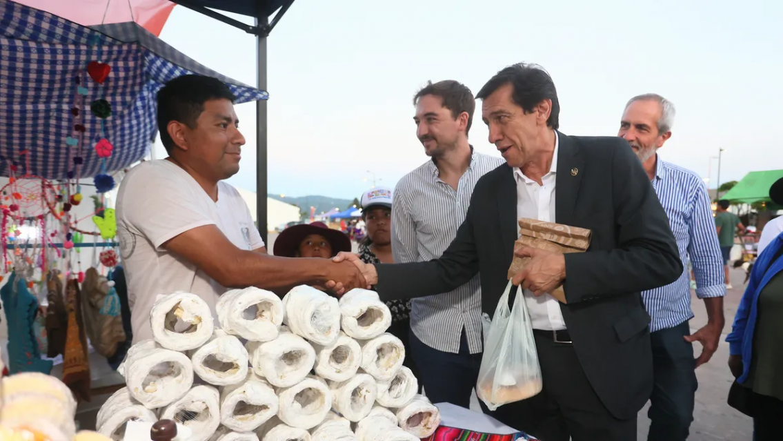 Carlos Sadir visitó la Feria Campesina y aprovechó para hablar de la Obra Pública