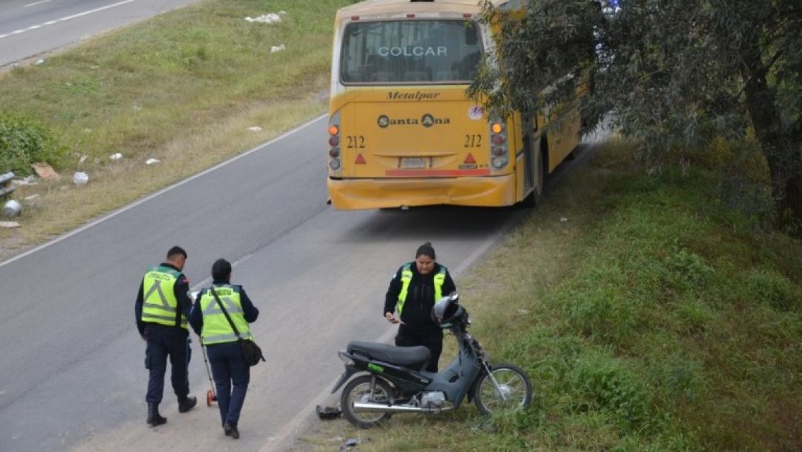 Juje�o choc� contra un colectivo en la ruta 66: Se salv� de milagro